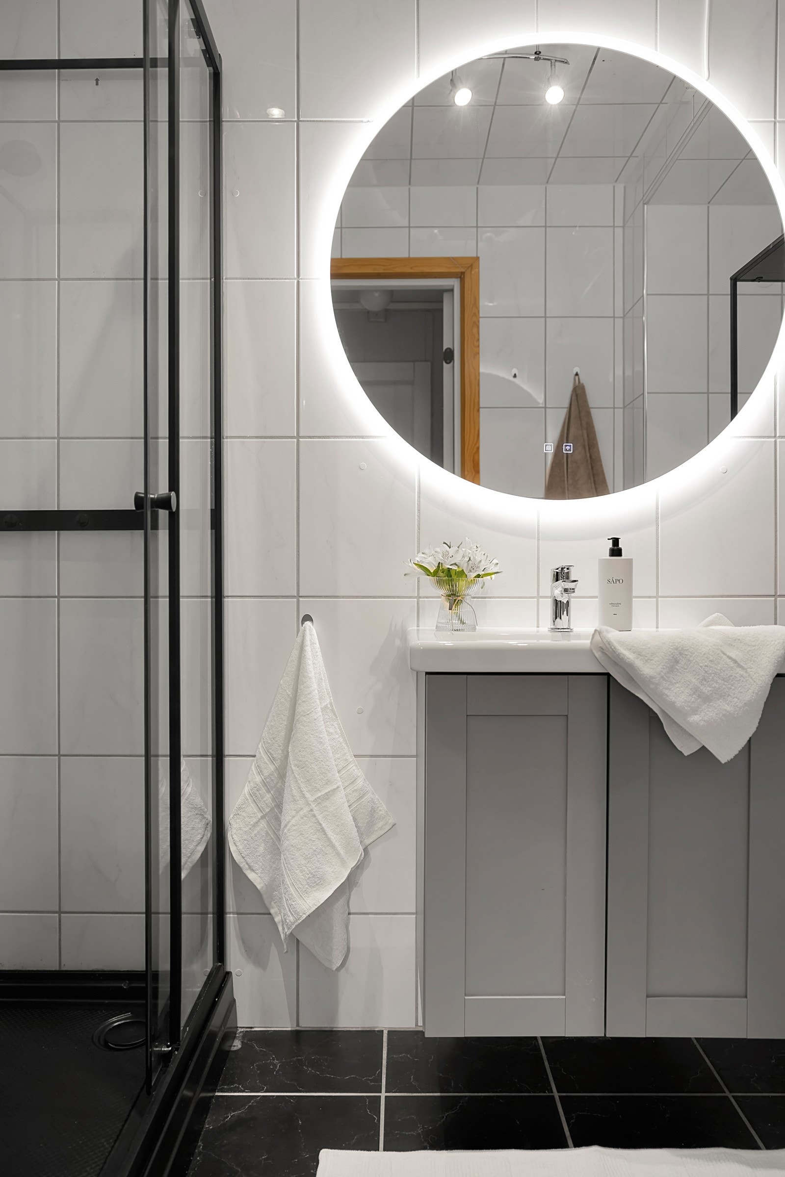 Badet er praktisk med fliser på gulv og vegger Galleribilde