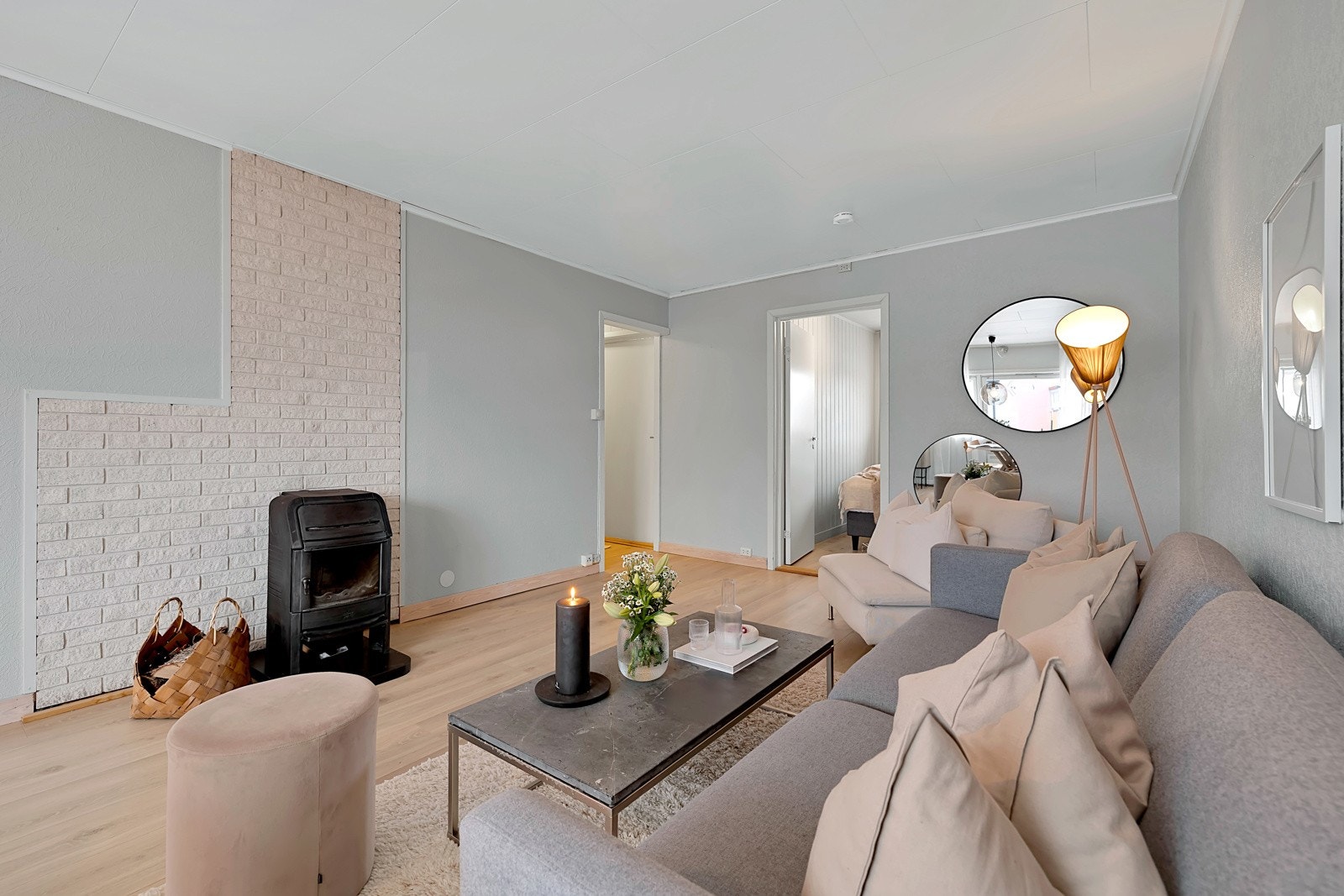 Fra stua er det adgang til leilighetens største soverom Galleribilde