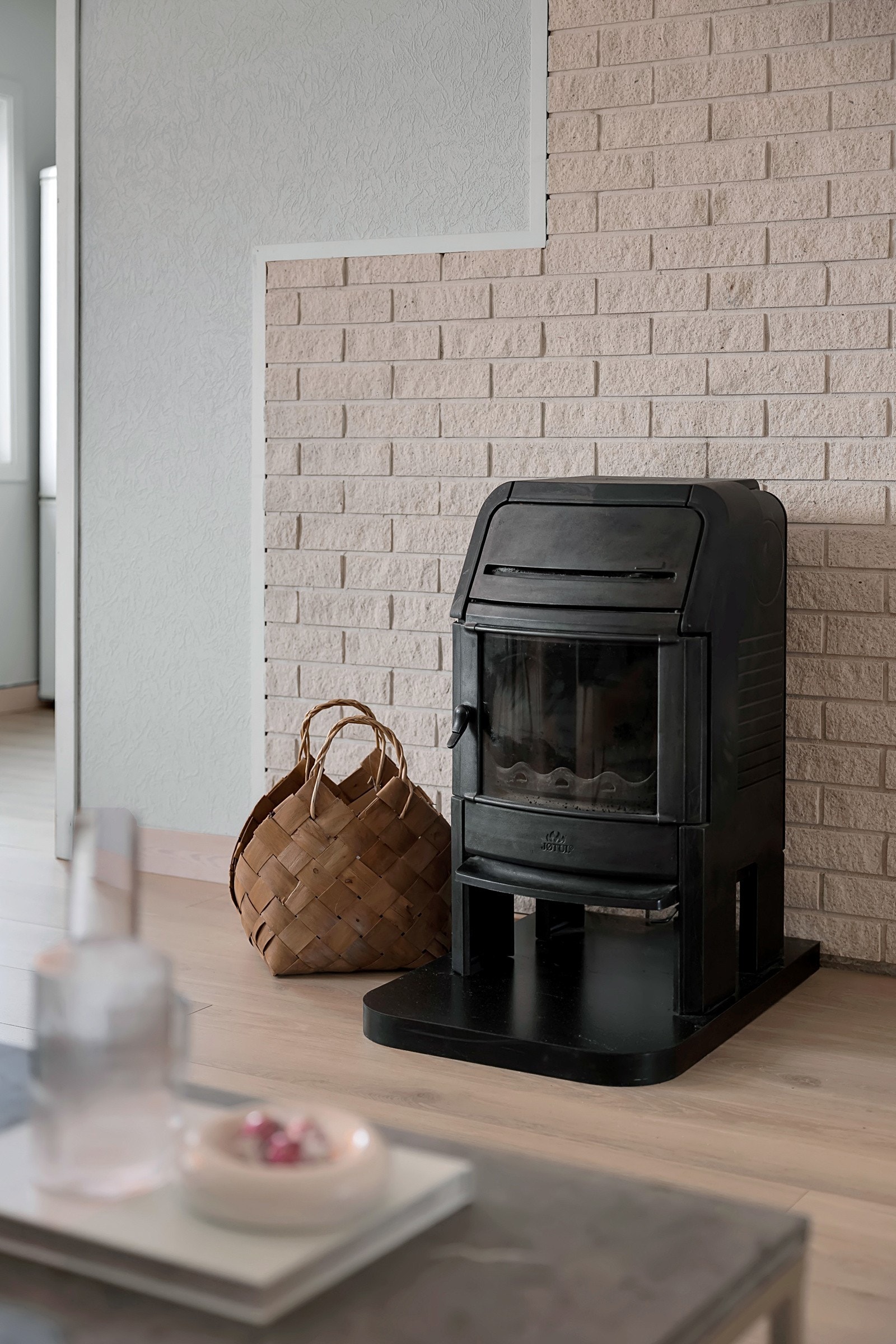 Midt i rommet er det en effektiv vedovn Galleribilde