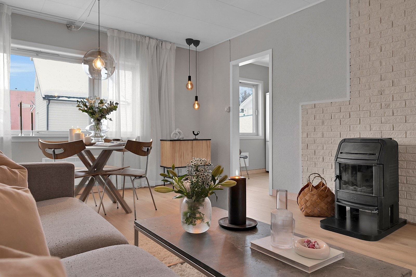 Adkomst til kjøkkenet er fra innerste delen av stua Galleribilde