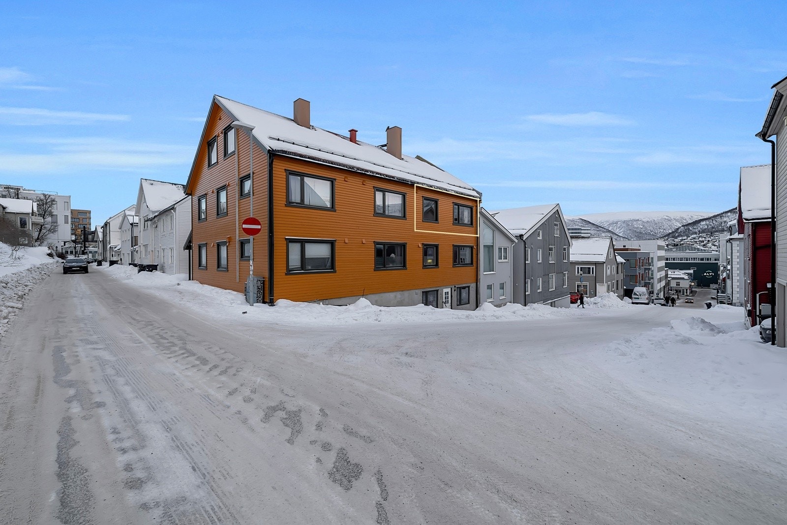 Boligen er plassert på sør-hjørnet i byggets 3. etasje Galleribilde