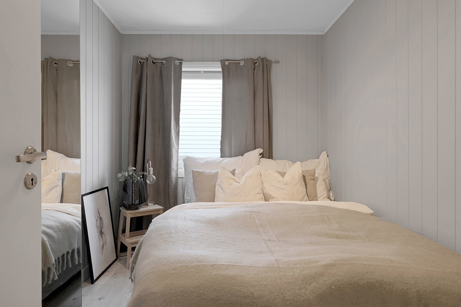 Dette erommet er på ca. 8,5m2 og rommer fint dobbeltseng og garderobe Galleribilde