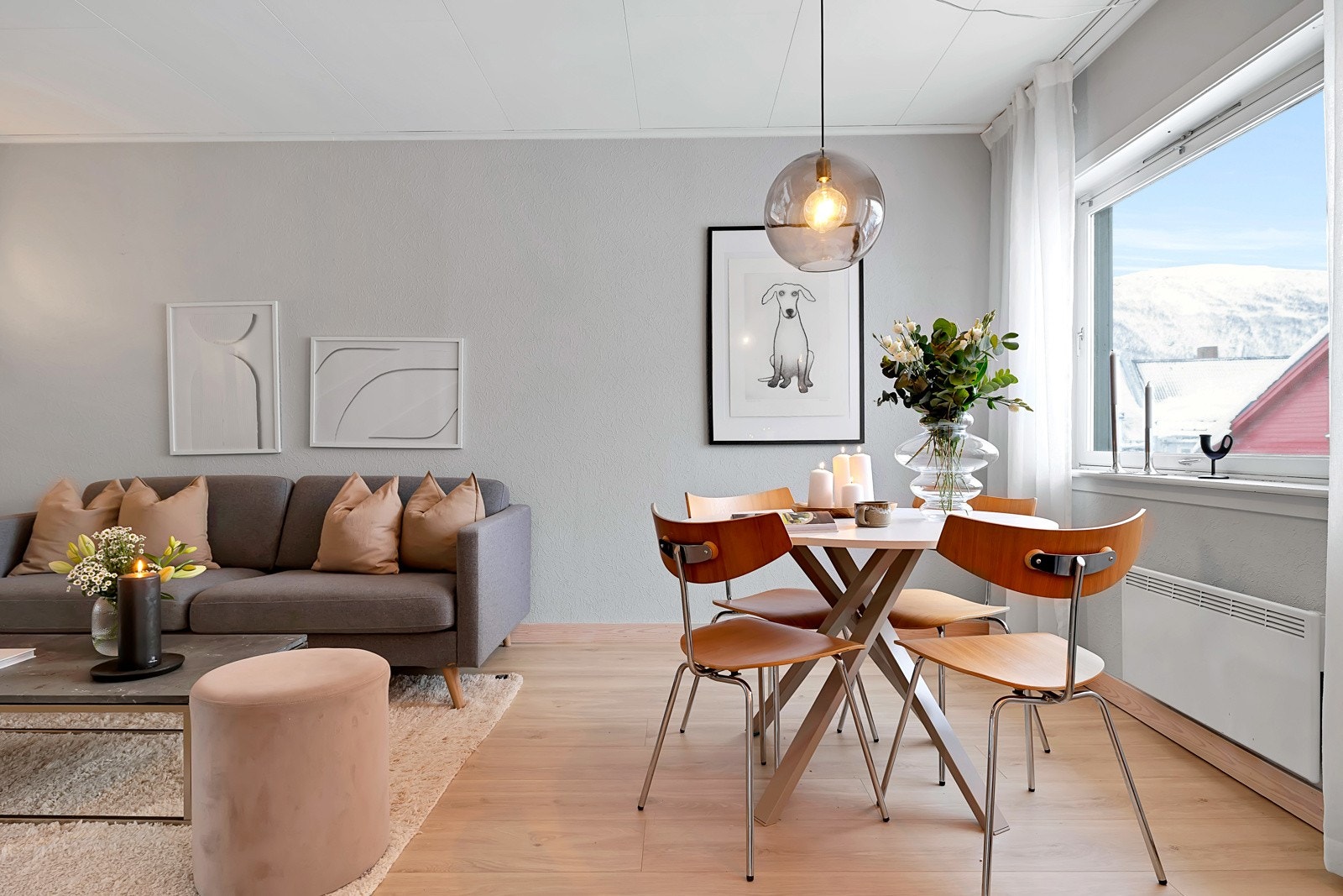 Stua er på ca. 22,5m2 som enkelt lar seg møblere Galleribilde