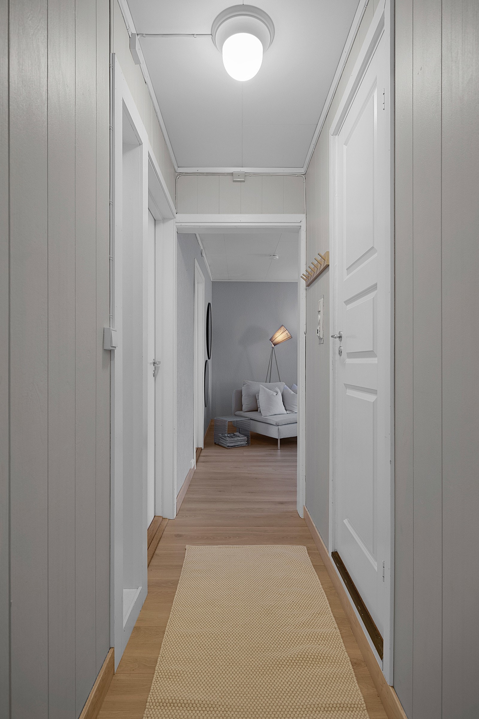 Velkommen inn! - Det første som møter deg er dette inngangspartiet som leder til bad, soverom og videre inn til stue og kjøkken Galleribilde