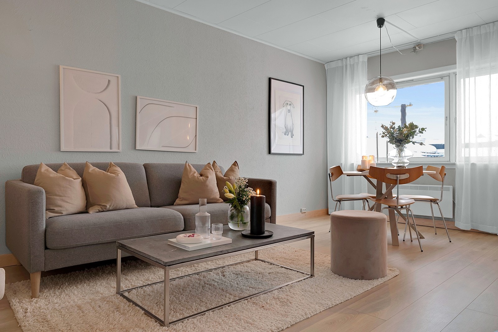 Stua er åpen og lys Galleribilde