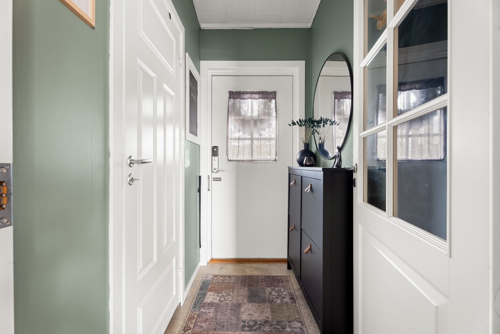 Leiligheten har en innvendig bod i gangen. Leiligheten disponerer en bod på deling med nabo i kjeller. Galleribilde