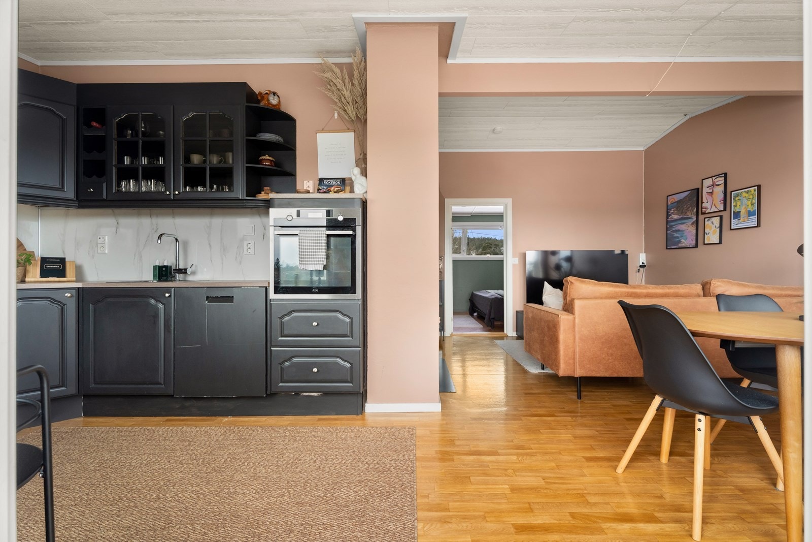 Åpen og praktisk planløsning med fin flyt mellom kjøkken og stue. Galleribilde