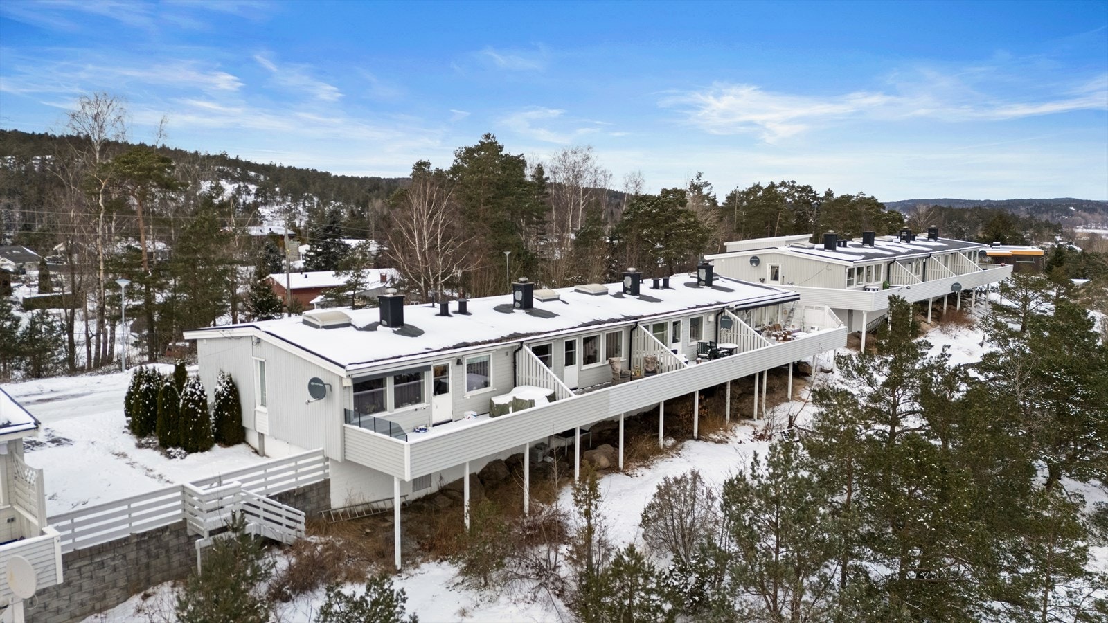 Leiligheten ligger høyt og flott i rolige omgivelser på attraktive Gressvik. Galleribilde