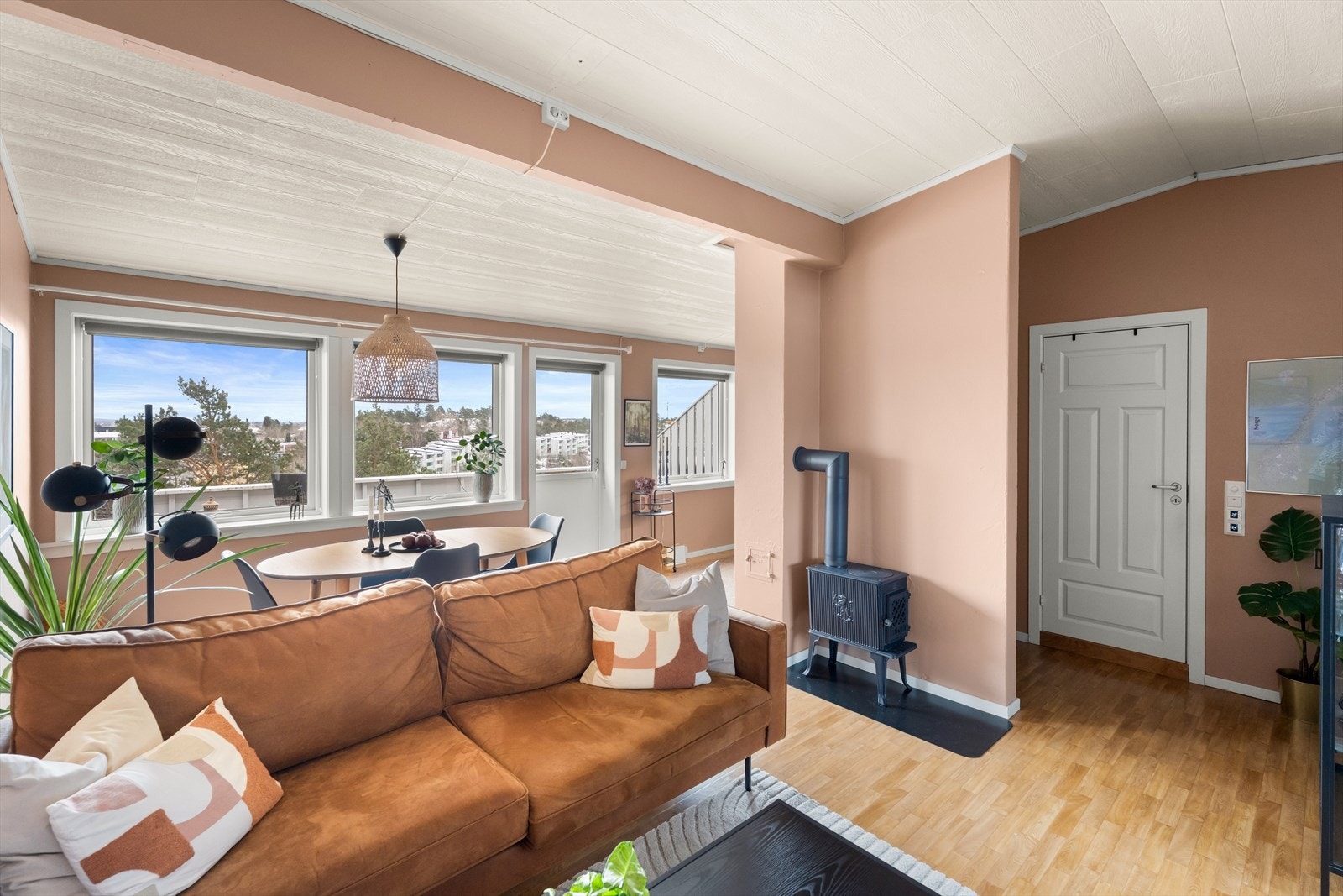 Store vindusflater sørger for godt med lysinnslipp. Galleribilde