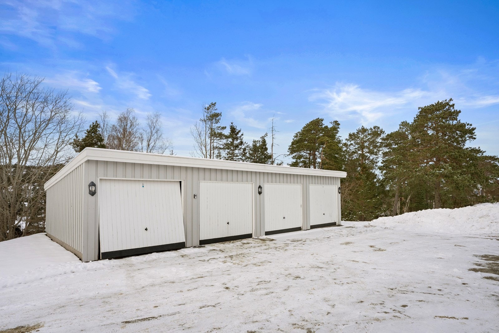 Leiligheten kommer egen garasjeplass, det er gjesteparkering på fellesarealet. Galleribilde