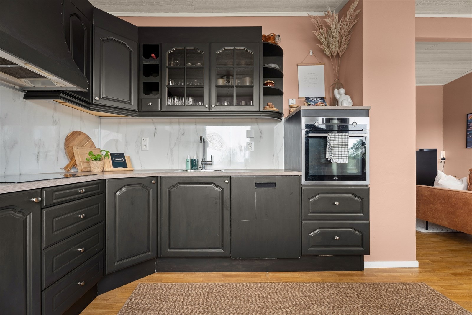 Sprutsikker plate montert mellom benk og skap, praktisk ved matlaging. Galleribilde