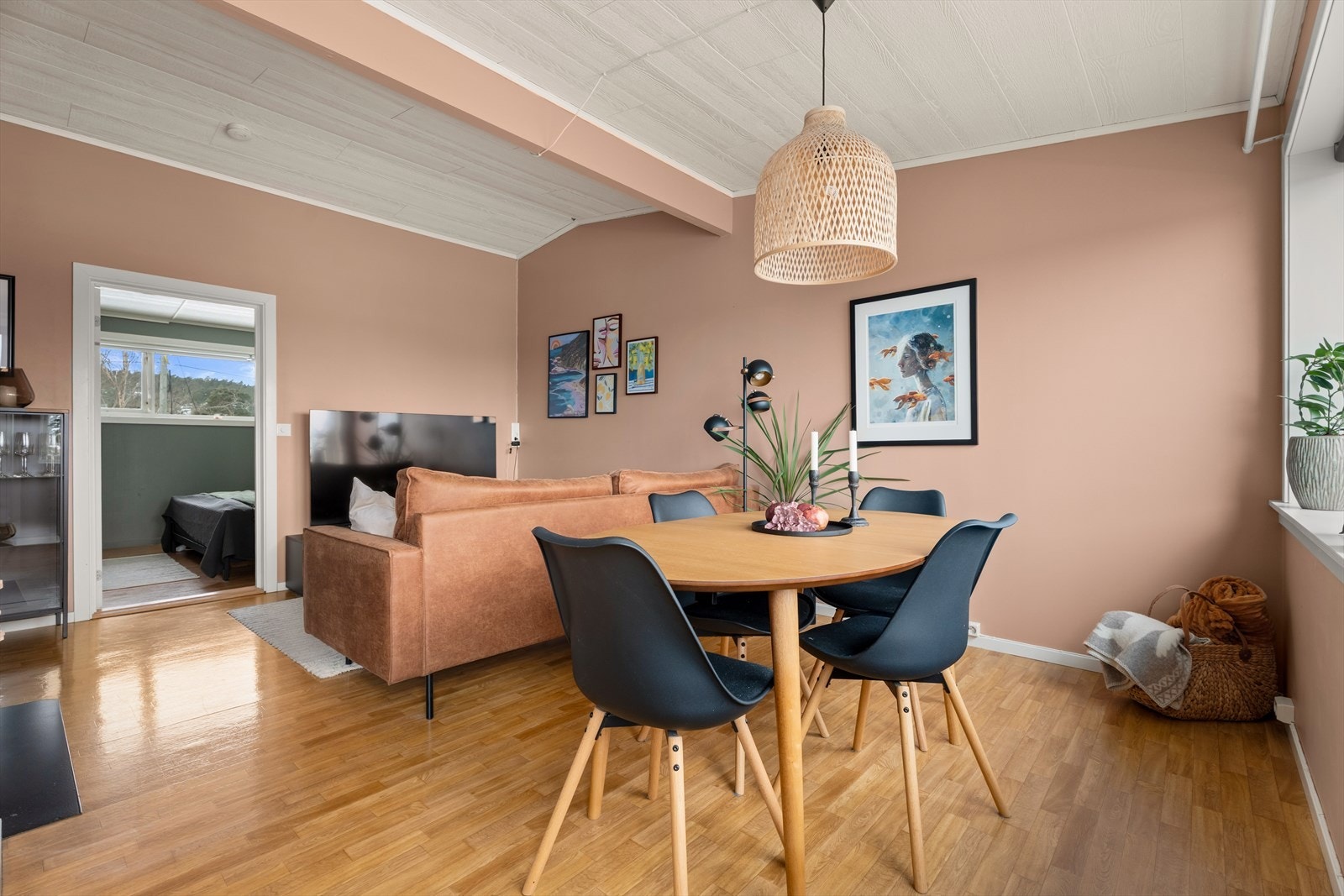 Lys og innbydende stue med moderne farger og god plass både sofakrok og spisebord. Galleribilde