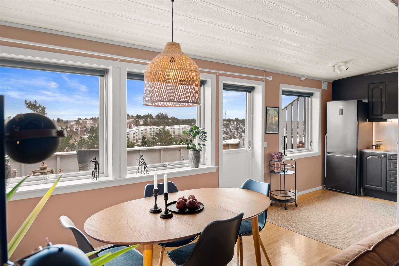 Spisesonen tilbyr god utsikt utover nærområdet. Galleribilde