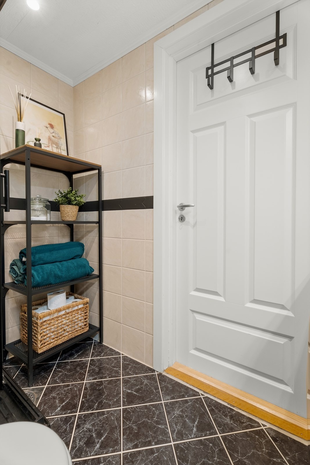 Flislagt bad med behagelig elektrisk gulvvarme. Galleribilde