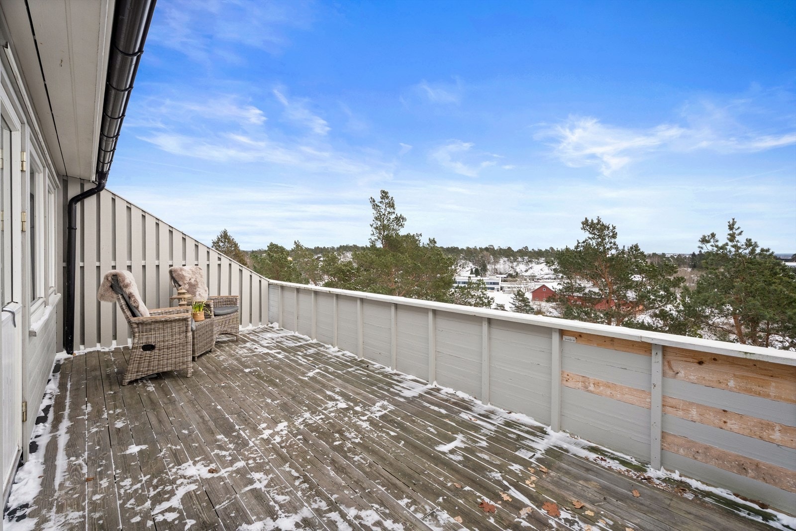 Stor og solrik balkong på hele 18 m² - et perfekt sted å nyte utsikten og gode dager ute. Galleribilde