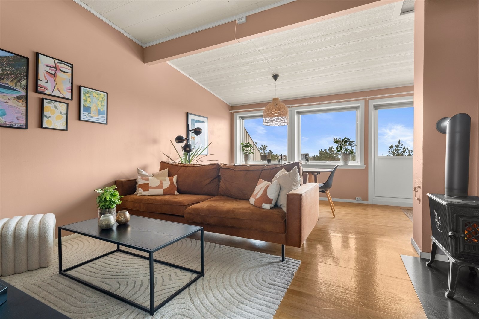 Flott vedovn sørger for god oppvarming av leiligheten. Selger opplyser om et strømforbruk på 6 652 kWh for 2025. Galleribilde