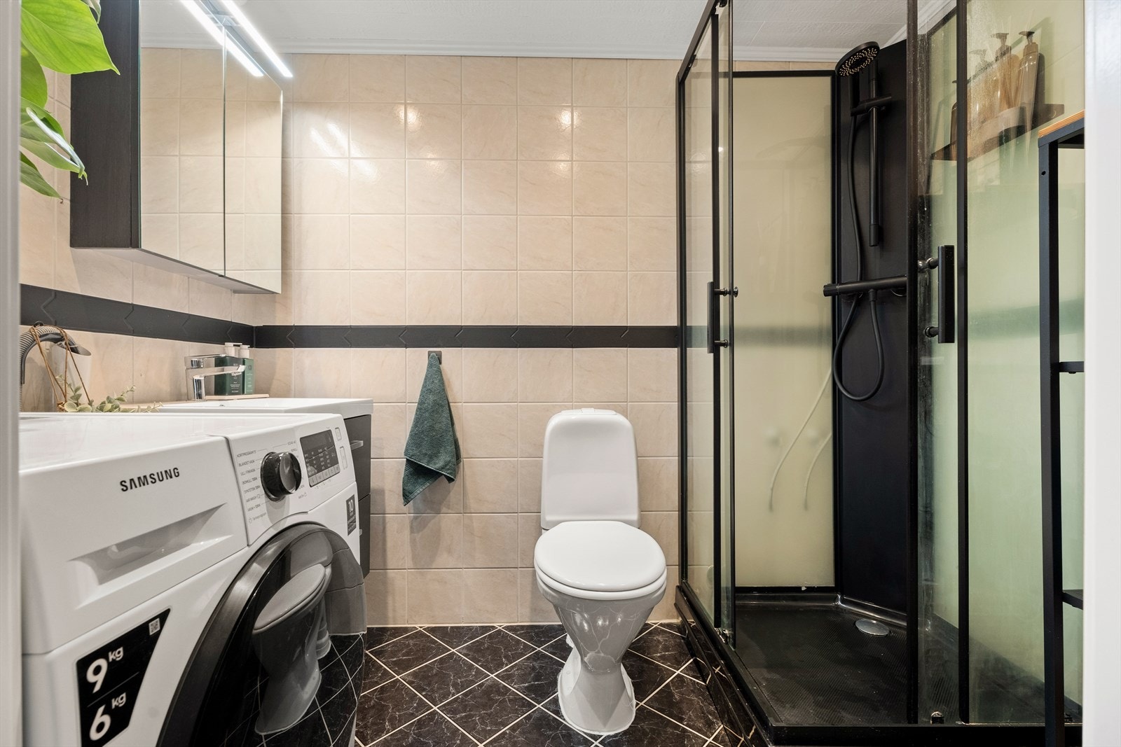 Badet er utstyrt med servantinnredning, dusjkabinett og toalett. Det er også varmekabel på badet. Galleribilde