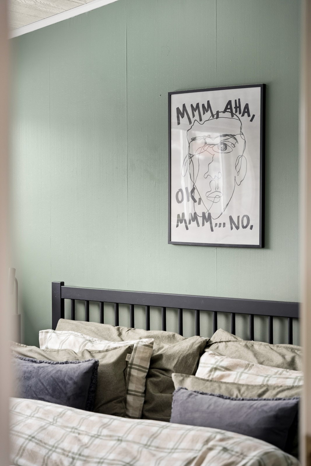 Boligen har ett romslig soverom med god plass til dobbelt seng og tilhørende møblement. Galleribilde