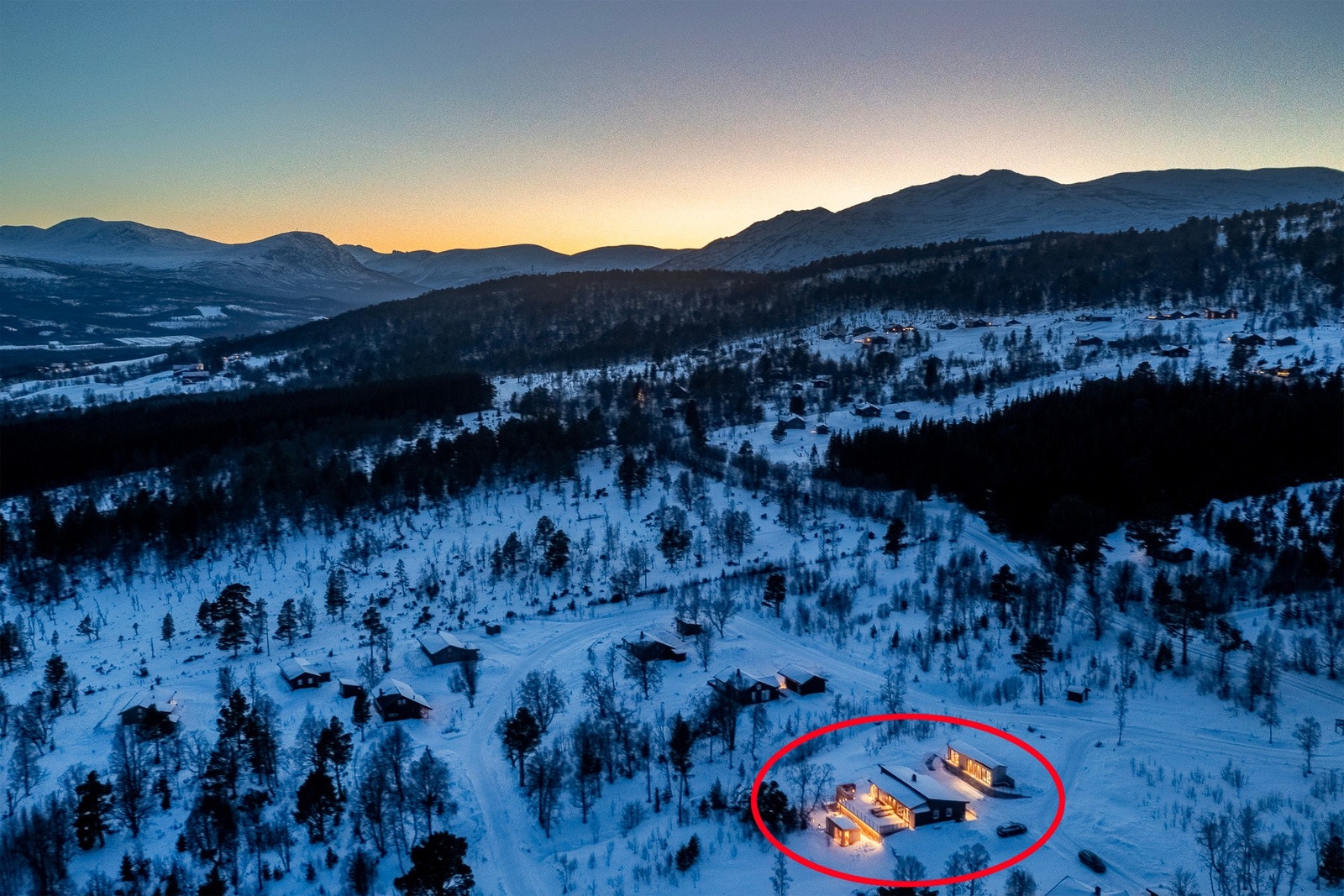 Eiendommen har en attraktiv beliggenhet i hyttefeltet og med nærhet til oppkjørte skispor og andre fritidsmuligheter. Galleribilde