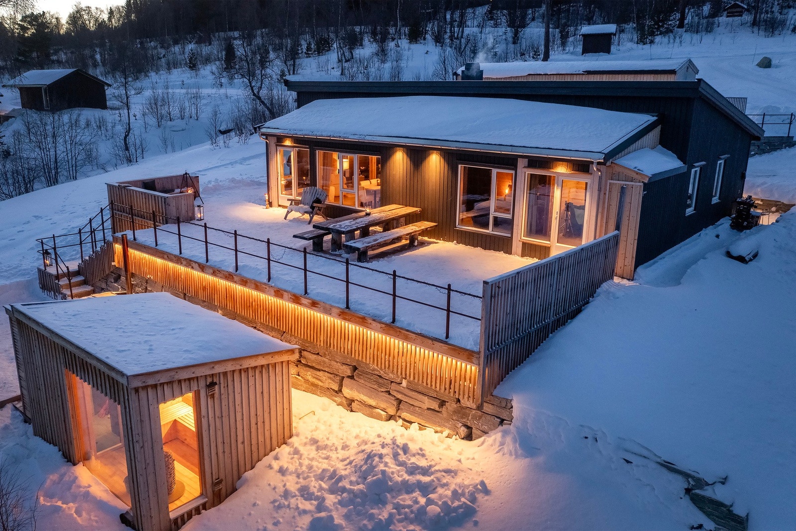 Flere flotte uteområder rundt store deler av boligen med gode sol- og utsiktsforhold. Galleribilde