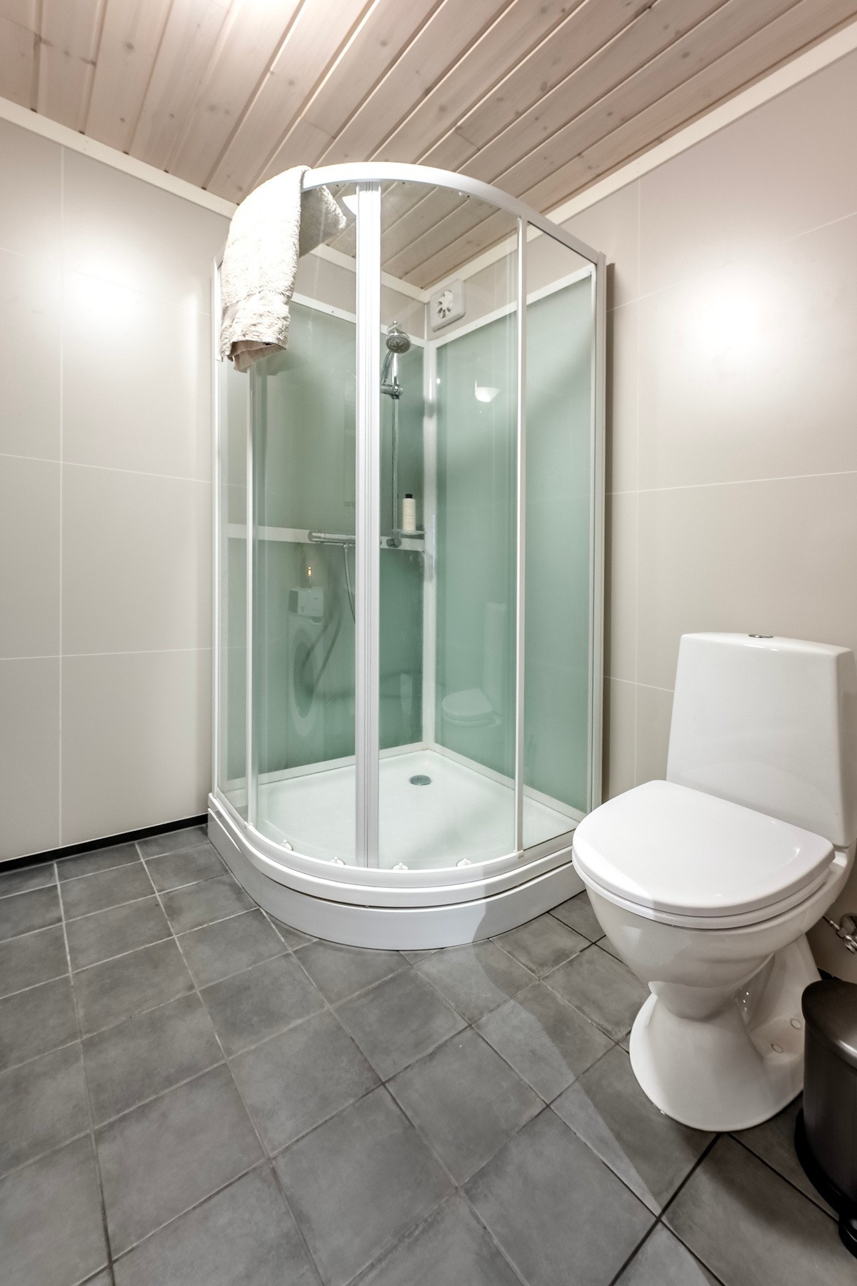 Badet er på 4 kvadratmeter og med plass til det du trenger i hverdagen. Galleribilde