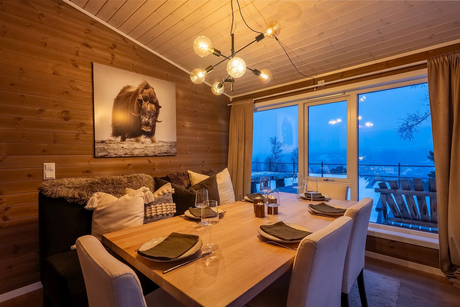 Den praktiske planløsningen byr på god plass til skikkelig spisegruppe. Galleribilde