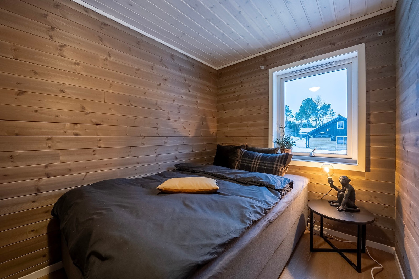 God plass til dobbeltseng og nattbord. Galleribilde