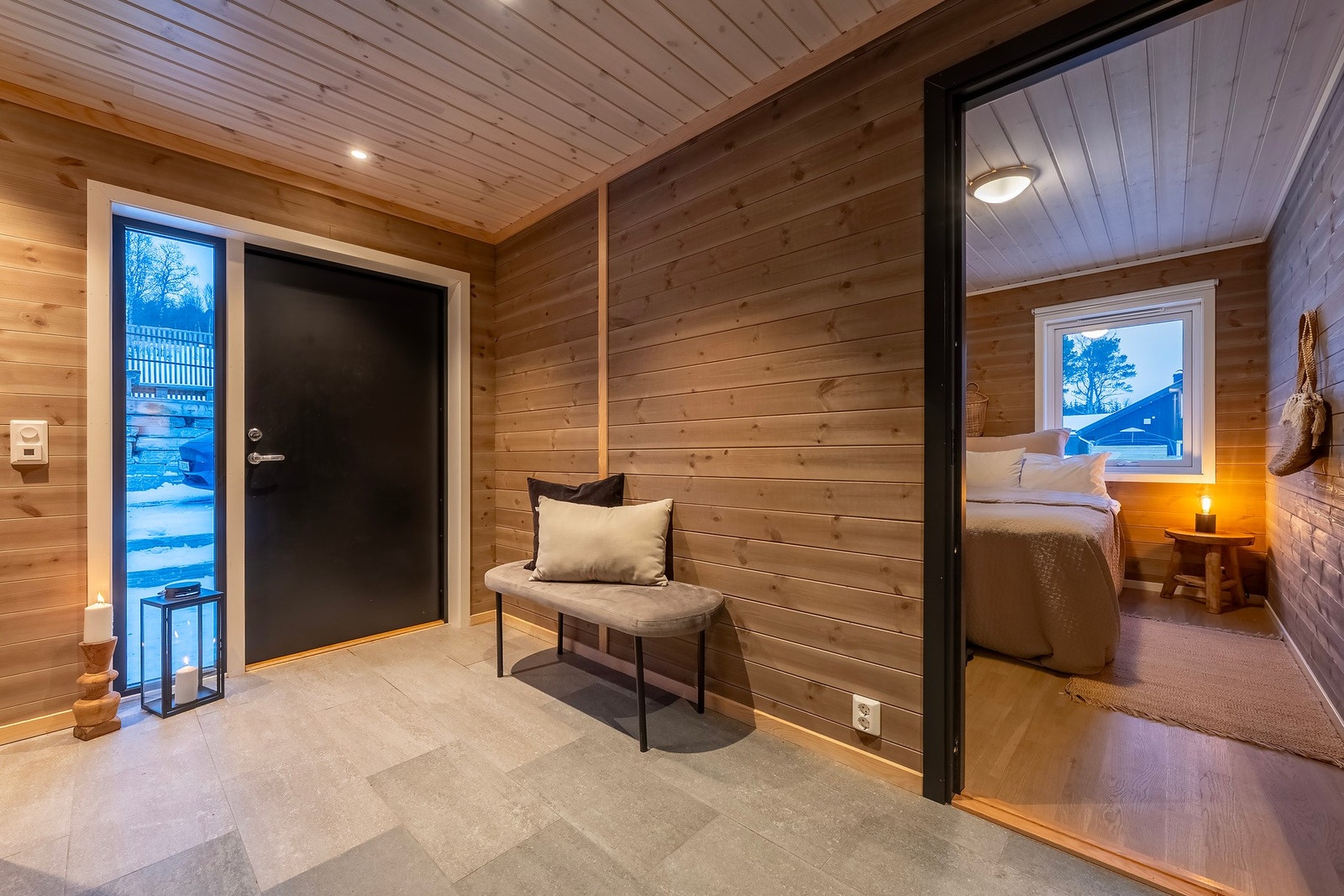 Flislagt gang/entré med god plass til oppbevaring/garderobeskap. Galleribilde