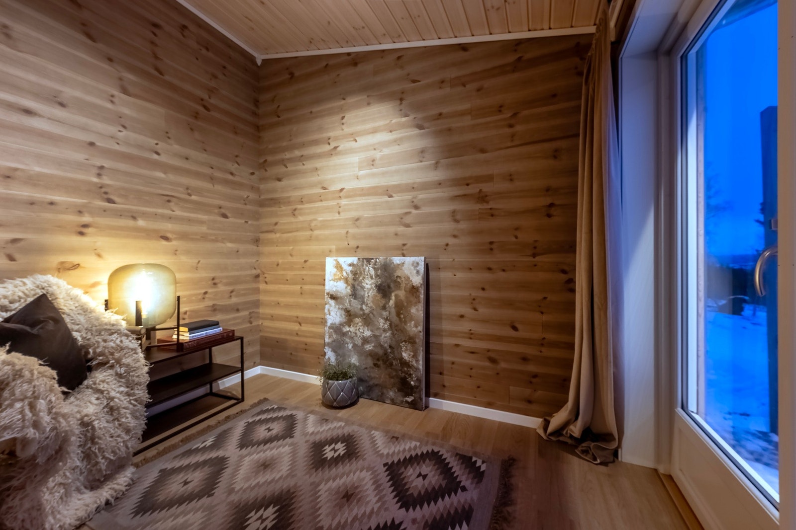 Fra soverommet har du direkte utgang til terrassen og uteområdet. Galleribilde