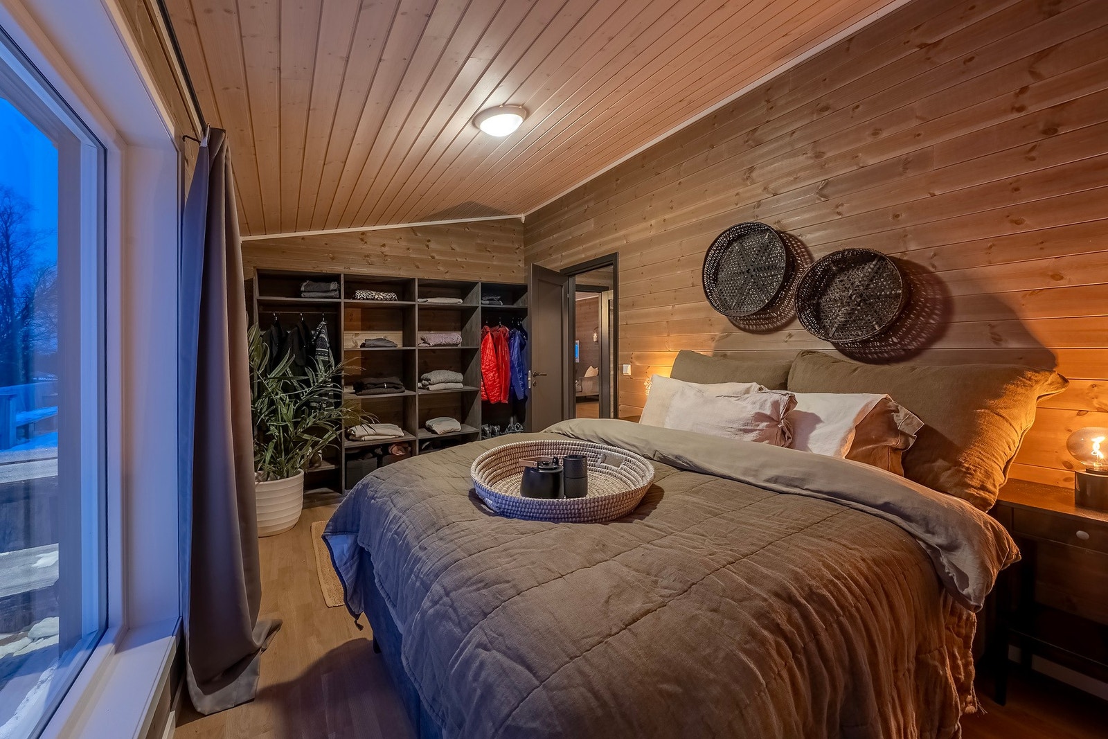 Hovedsoverommet i hytten er også av god størrelse. Galleribilde