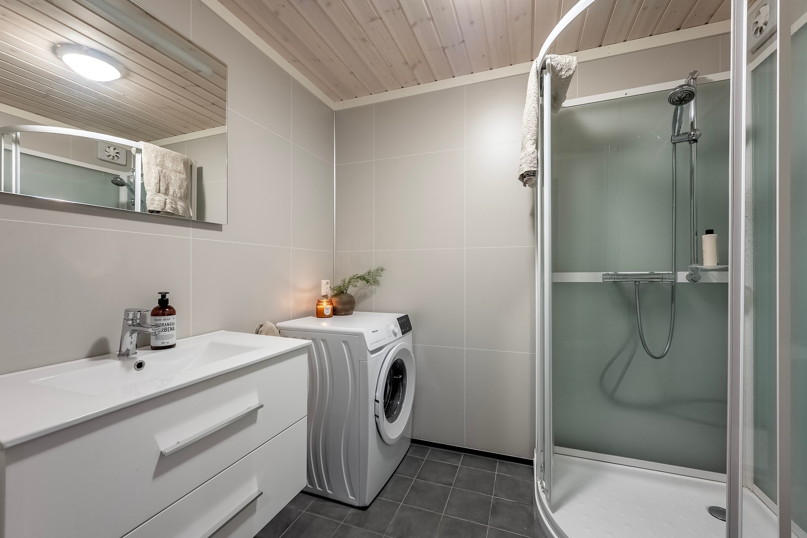 Pent flislagt bad med varmekabler i gulvet. Galleribilde