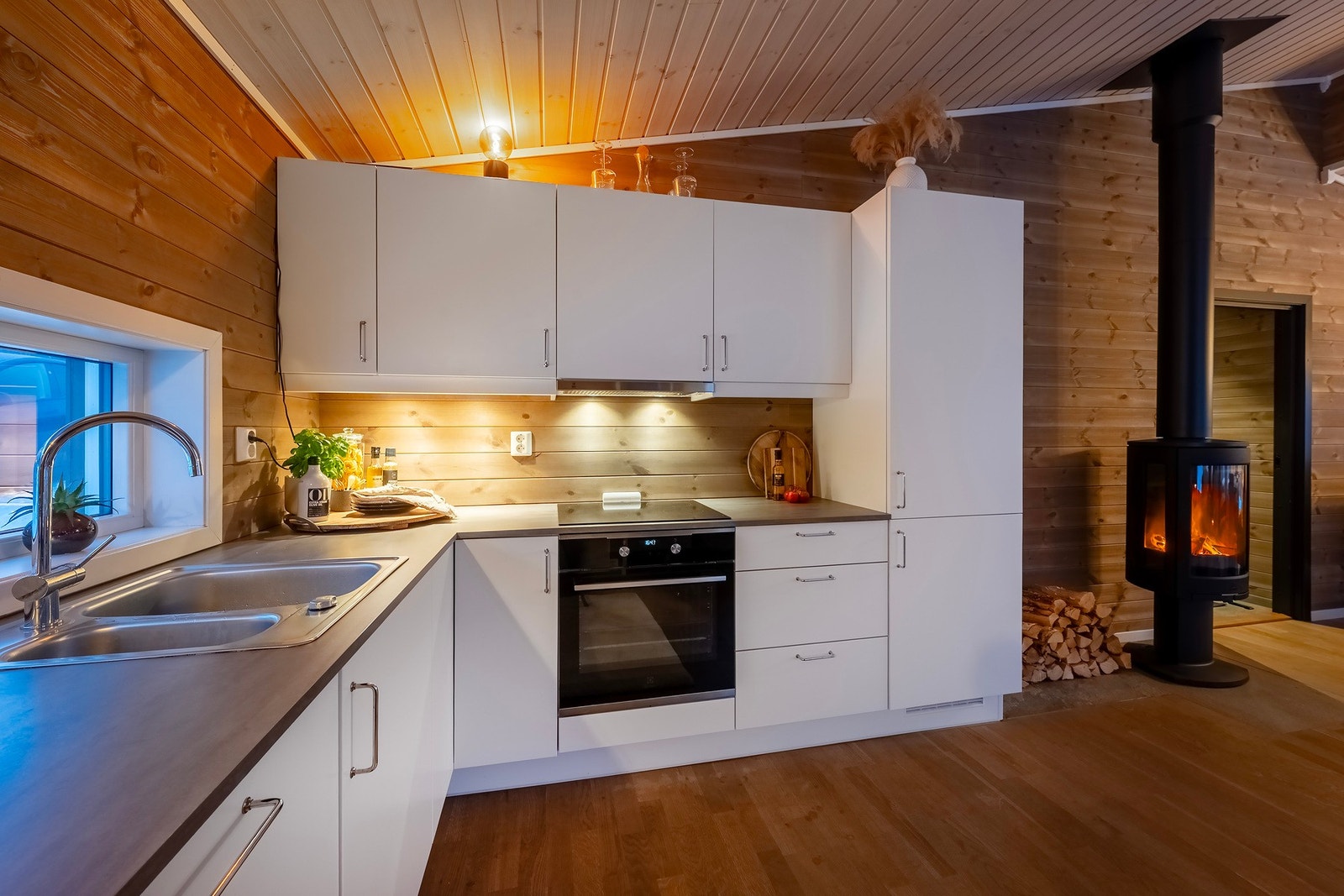 Her er det godt med både skap- og benkeplass. Galleribilde