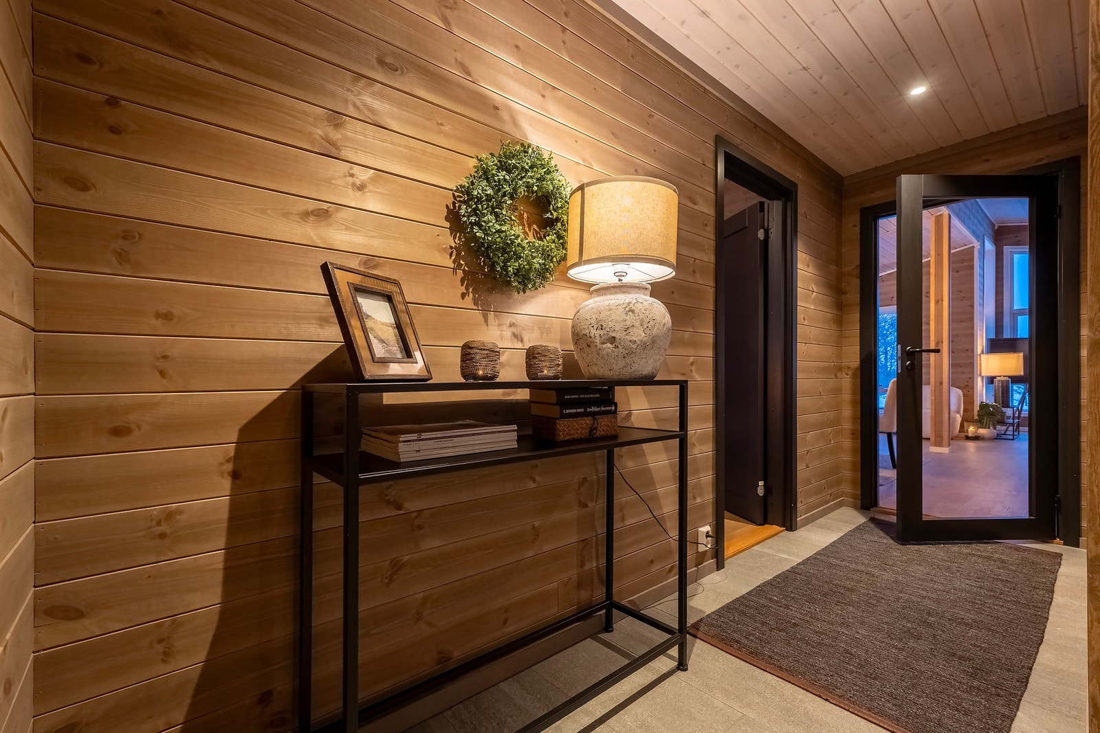 Hytten har oppvarming via elektrisitet og vedfyring i vedovn. Galleribilde