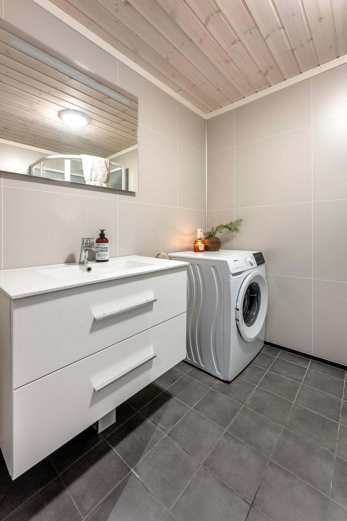 Det er opplegg til vaskemaskin i rommet. Galleribilde