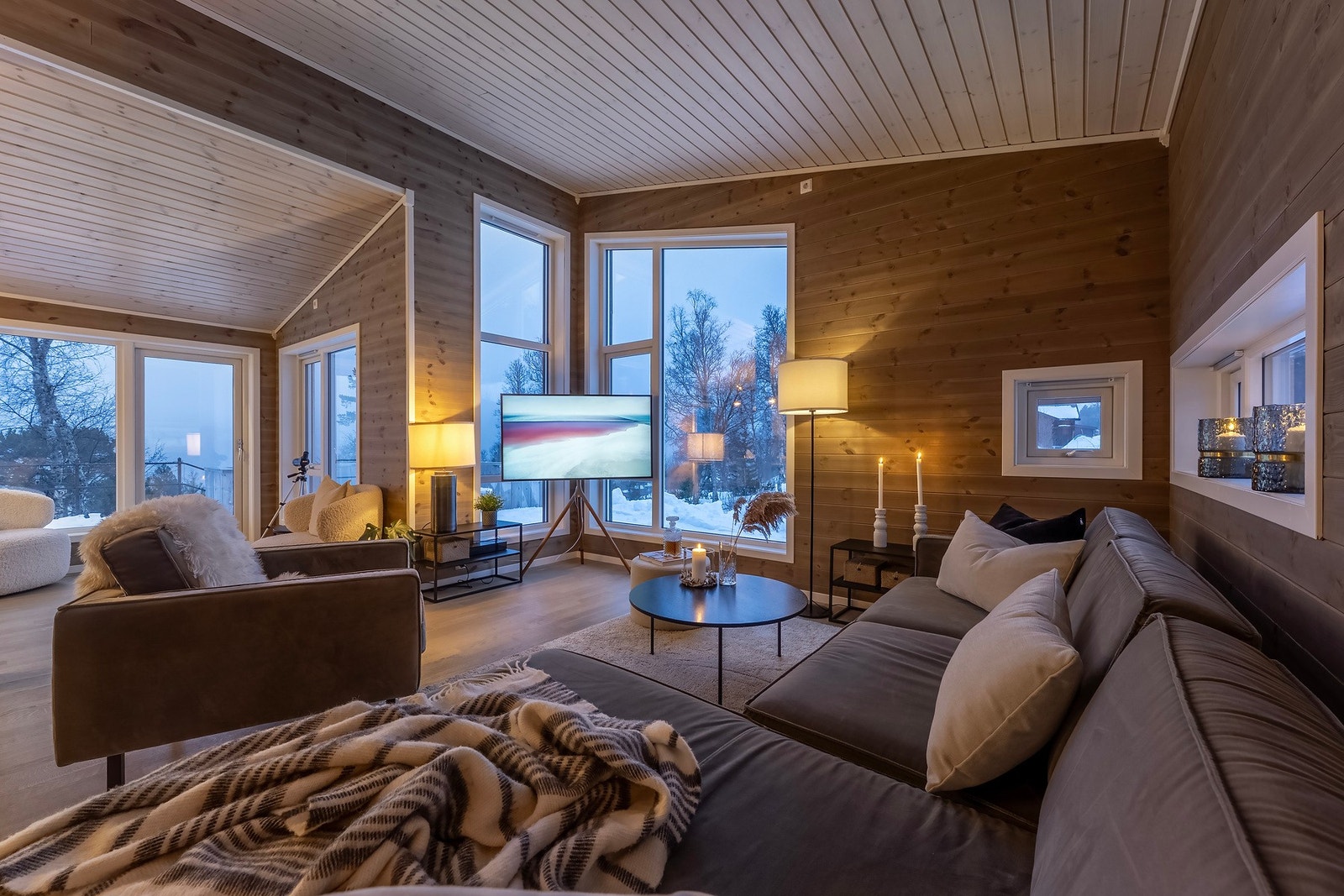 Selve hytten ble ferdigstilt i 2021 og er på 105 kvadratmeter. Galleribilde