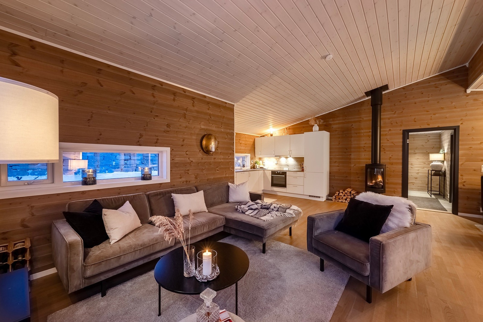 Den gode takhøyden og de store vindusoverflatene bidrar til en romslig og lys atmosfære. Galleribilde