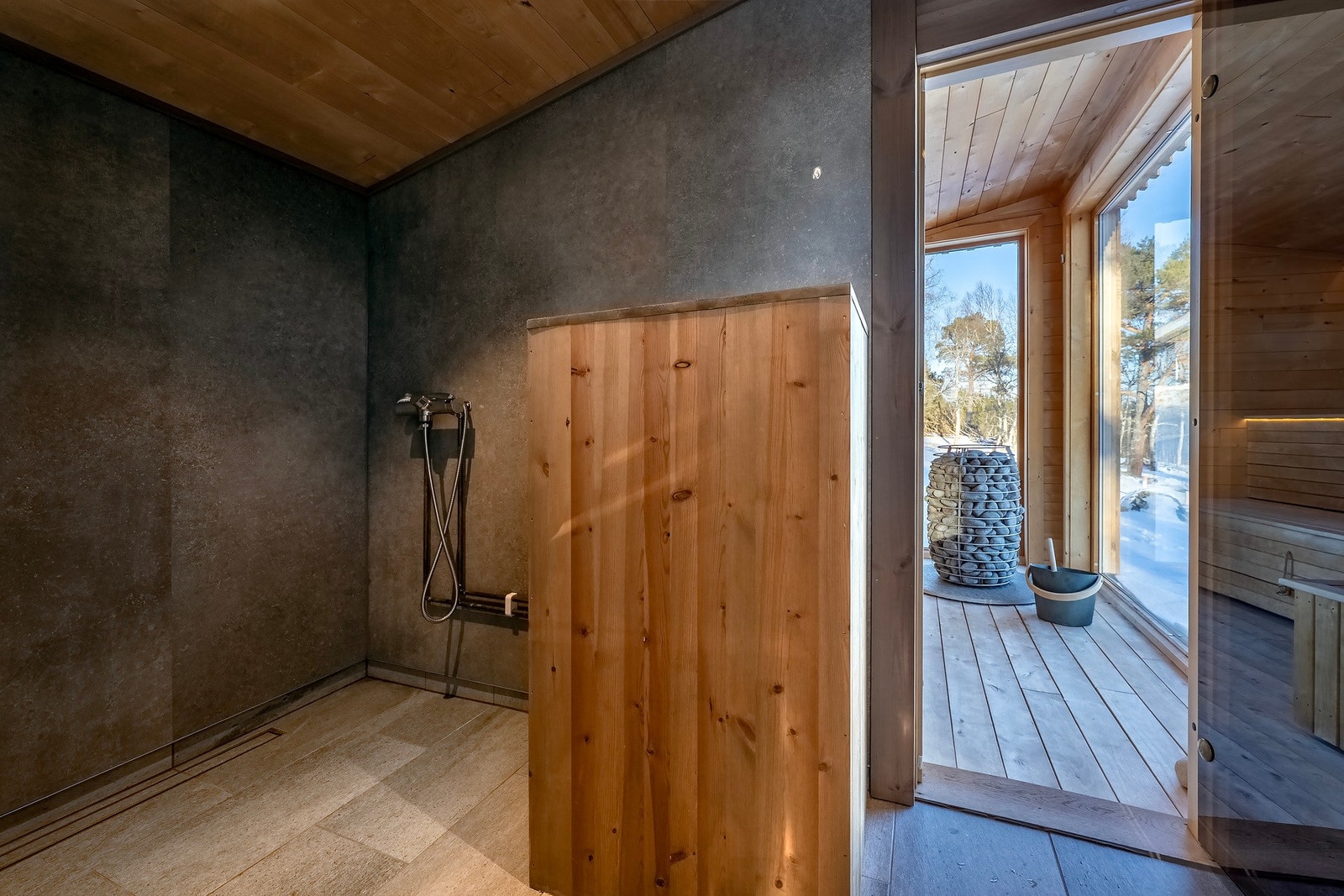 Eget dusj/omkledningsrom tilknyttet badstuen. Galleribilde