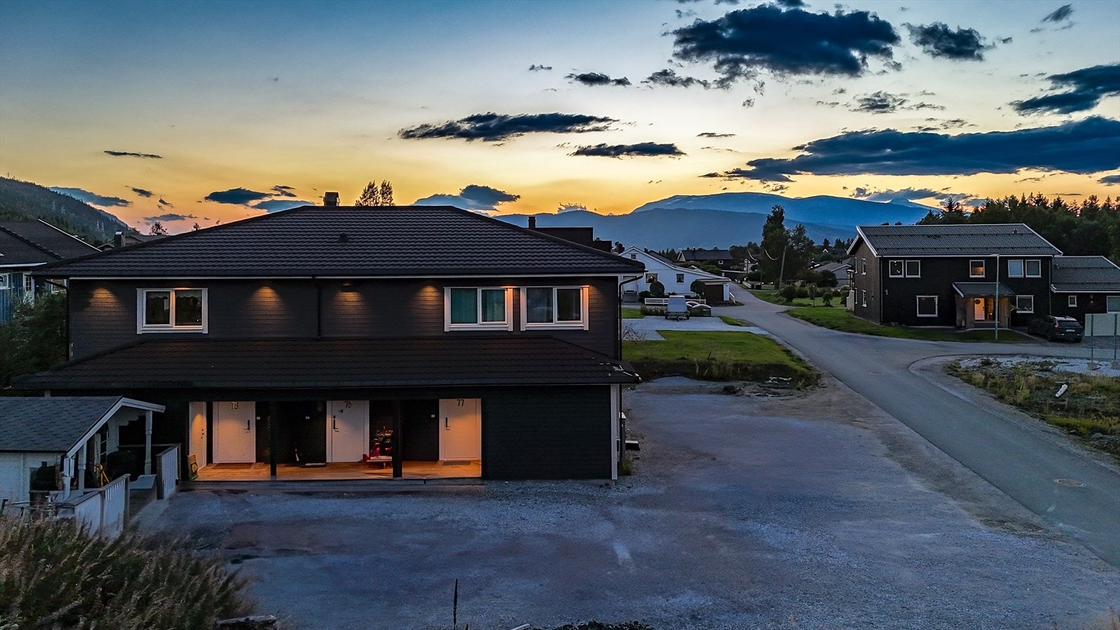 Leiligheten ligger i hele 2.etg og deler av 1.etg. Det er godkjennelse for bygging av garasje på tomten(se vedlagt utomhusplan i salgsoppgaven). Galleribilde