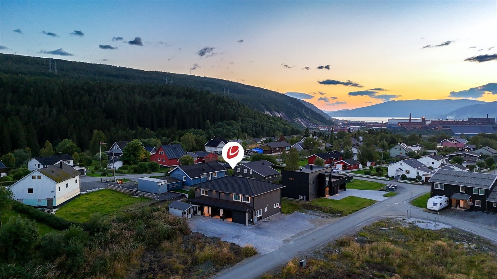 Godt med parkeringsplasser på tomten - Nytt og allerede godt etablert nabolag - Lekeplass like ved boligen - Mulighet for å bygge garasje(se kartskisse) Galleribilde