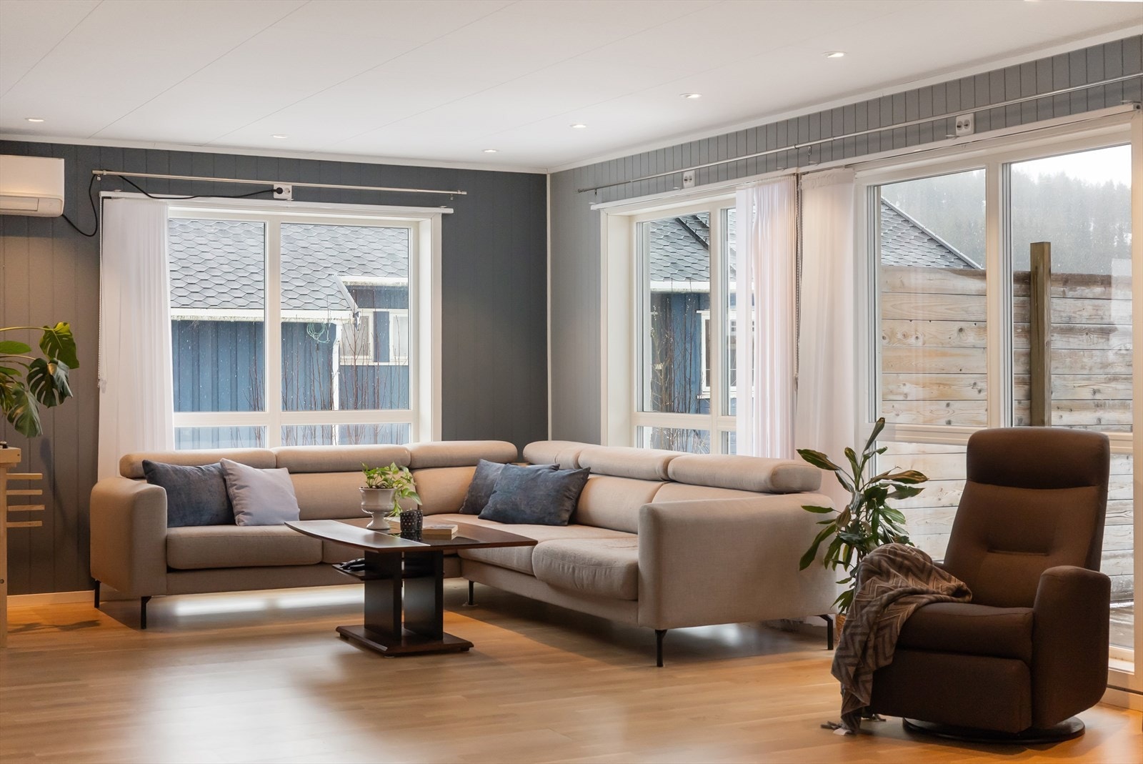 Stor vindusflater i stuedelen. Galleribilde