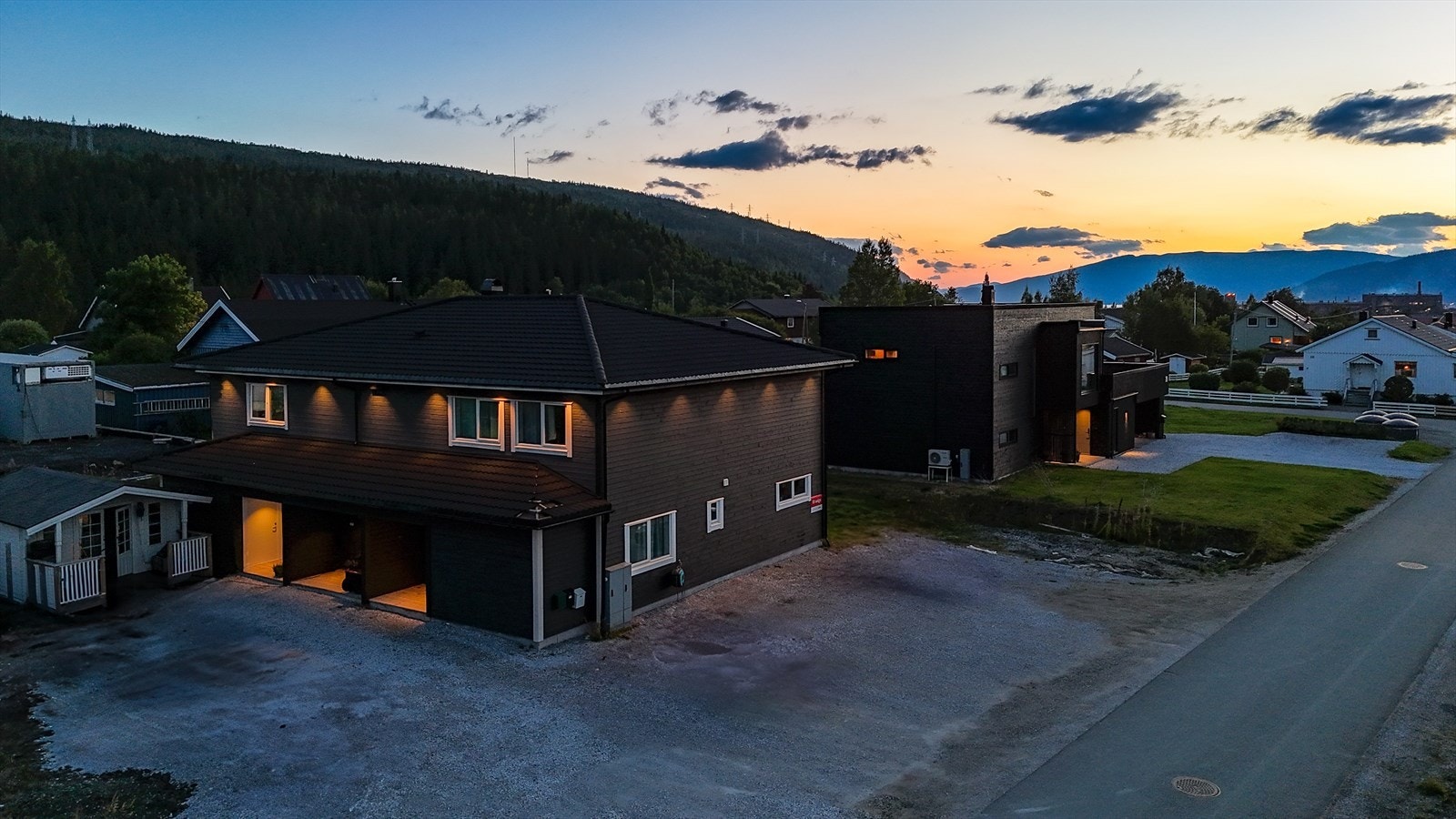 Tiltalende fasade med downlights i raftekasser og masse plass på tomten. Galleribilde