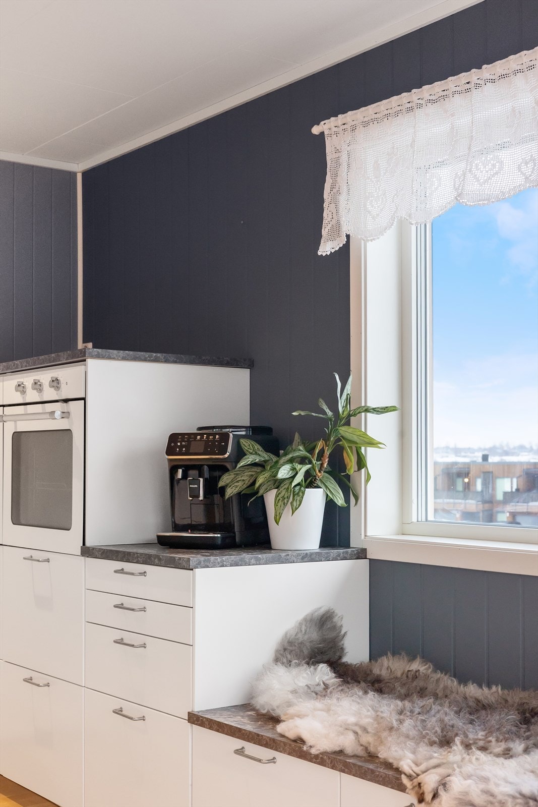 Ovnen er praktisk plassert. Sittebenk rett ved vinduet. Galleribilde