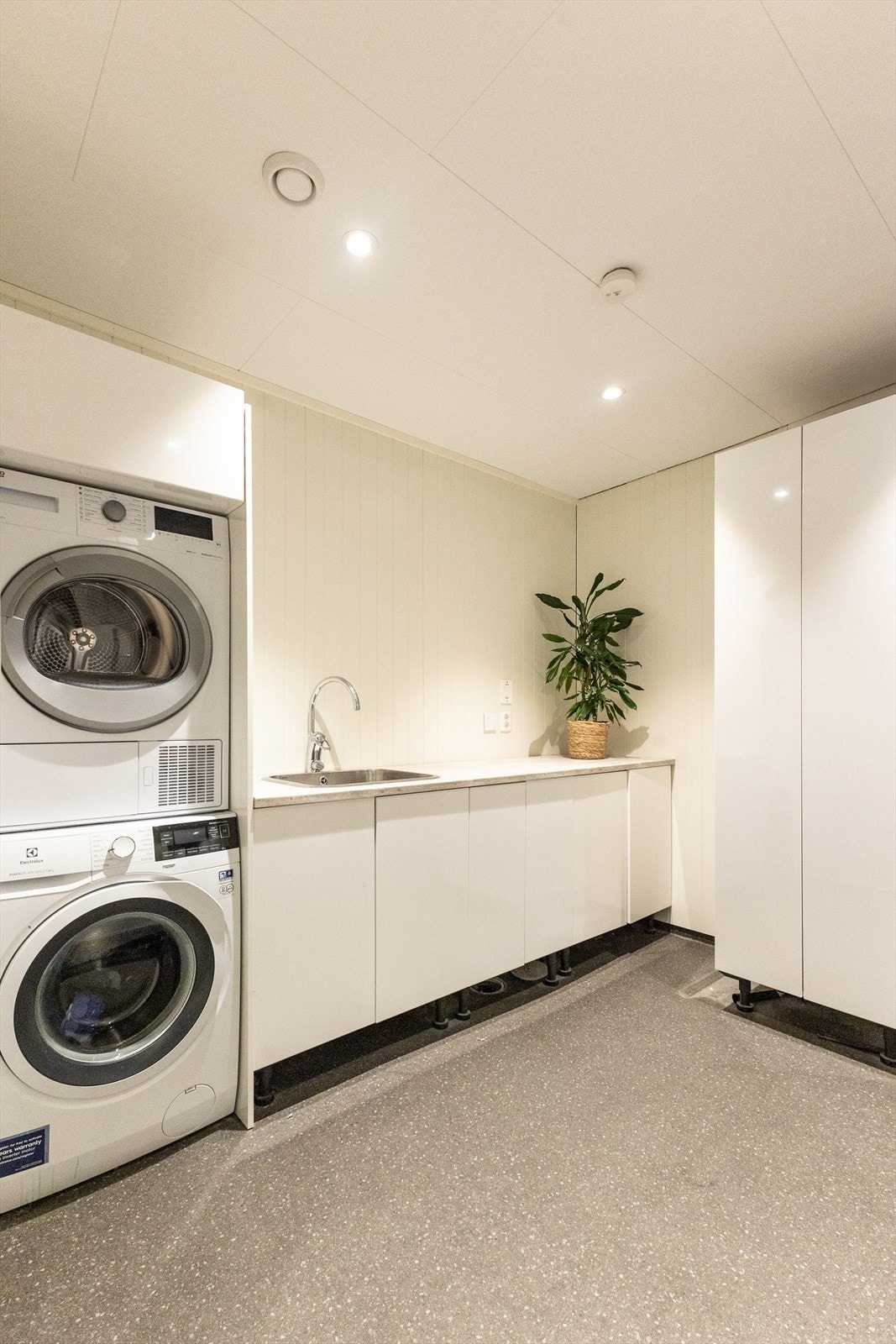 Separat, stort vaskerom i 1.etg. Downlights i himling. Galleribilde