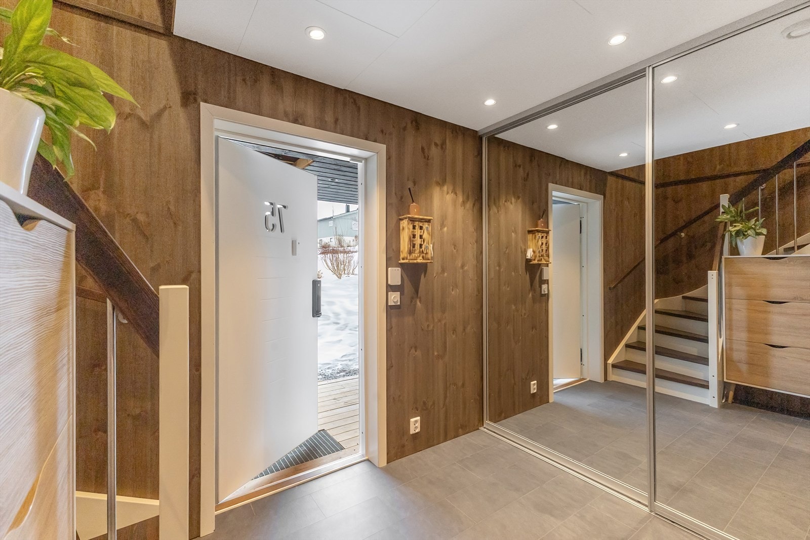 Romslig entre med stor skyvedørsgarderobe i 1.etg. Fliser på gulv med varmekabler. Downlights i himling. Galleribilde