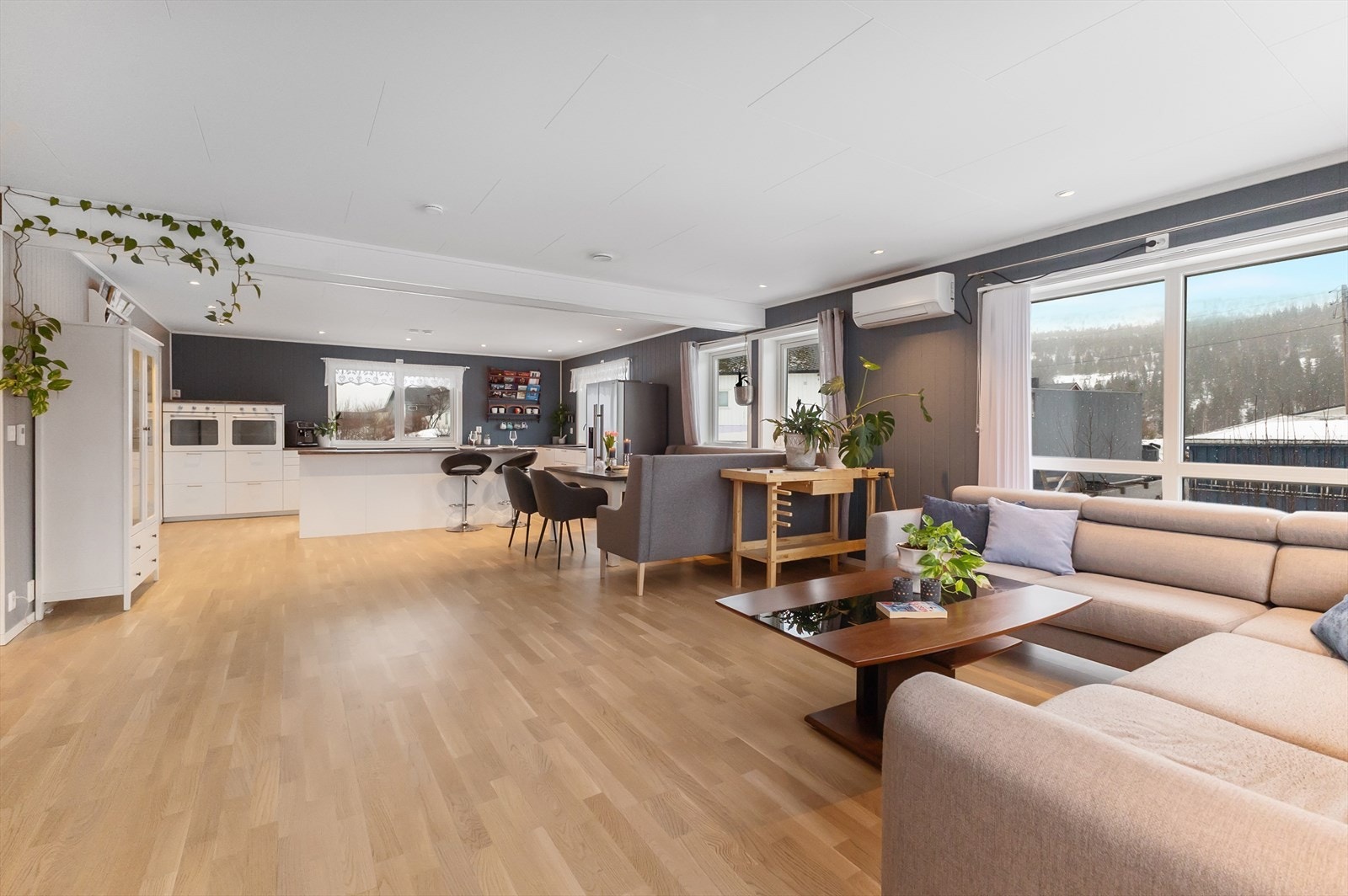 Varmepumpe og vannbåren varme. Åpen løsning mellom stue og kjøkkenet. Galleribilde