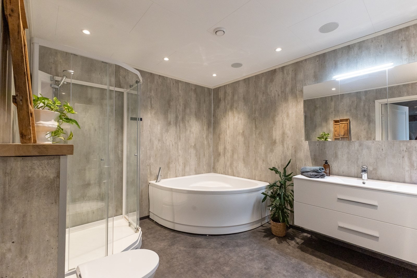 Badet i 2.etg har både dusjkabinett, stort hjørnebadekar og romslig innredning. Galleribilde