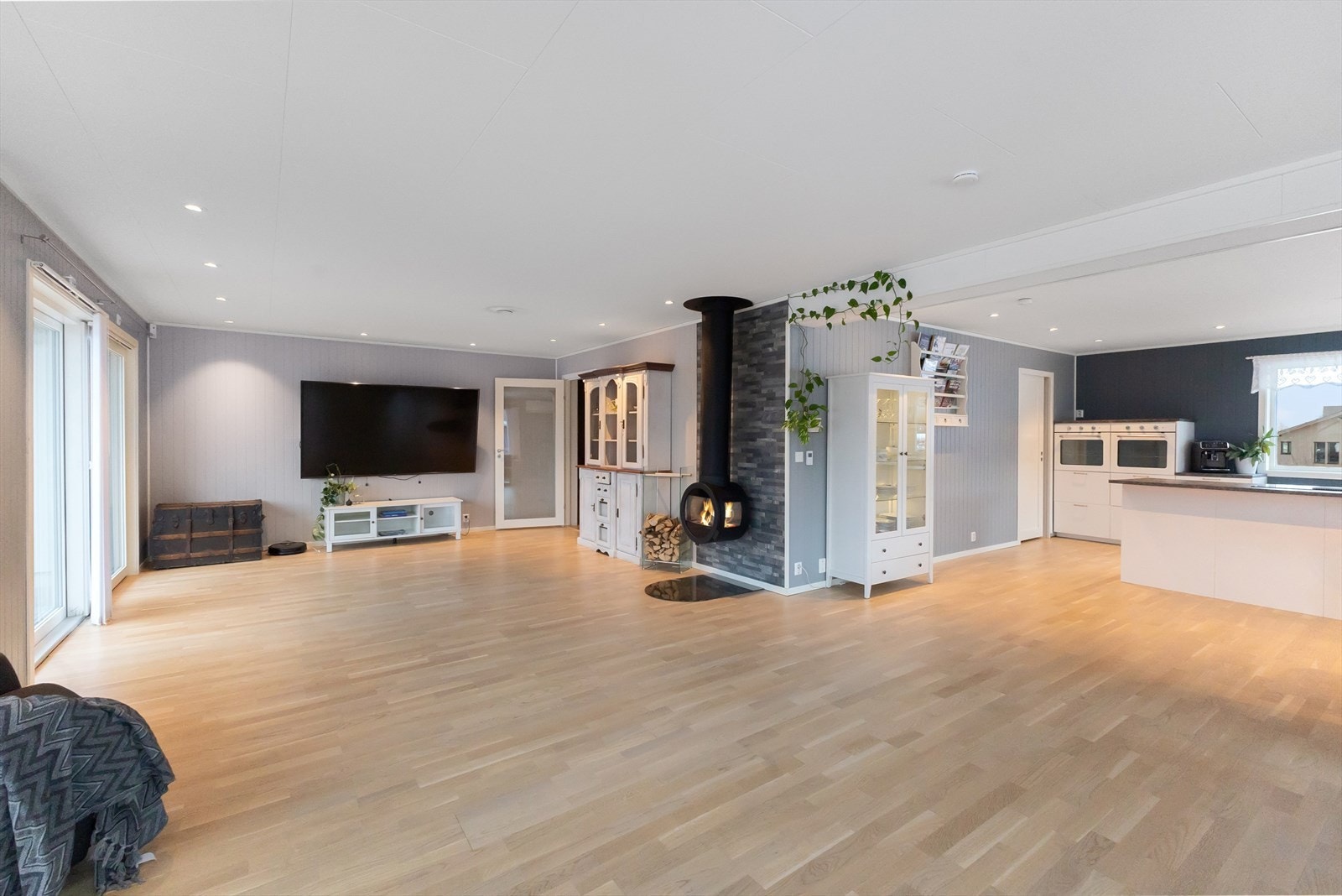 Stuen er STOR av størrelse. Lekker og trendy vedovn i stue. Galleribilde