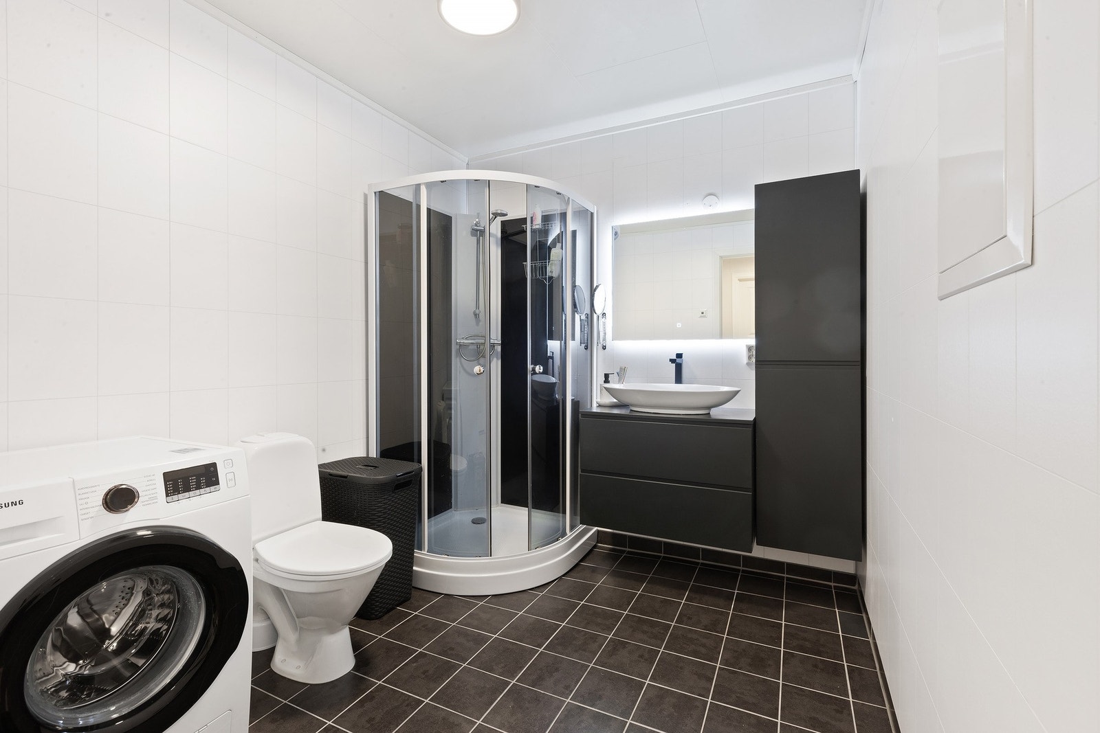 Bad/vaskerom med gulvvarme og flis på gulv. Galleribilde