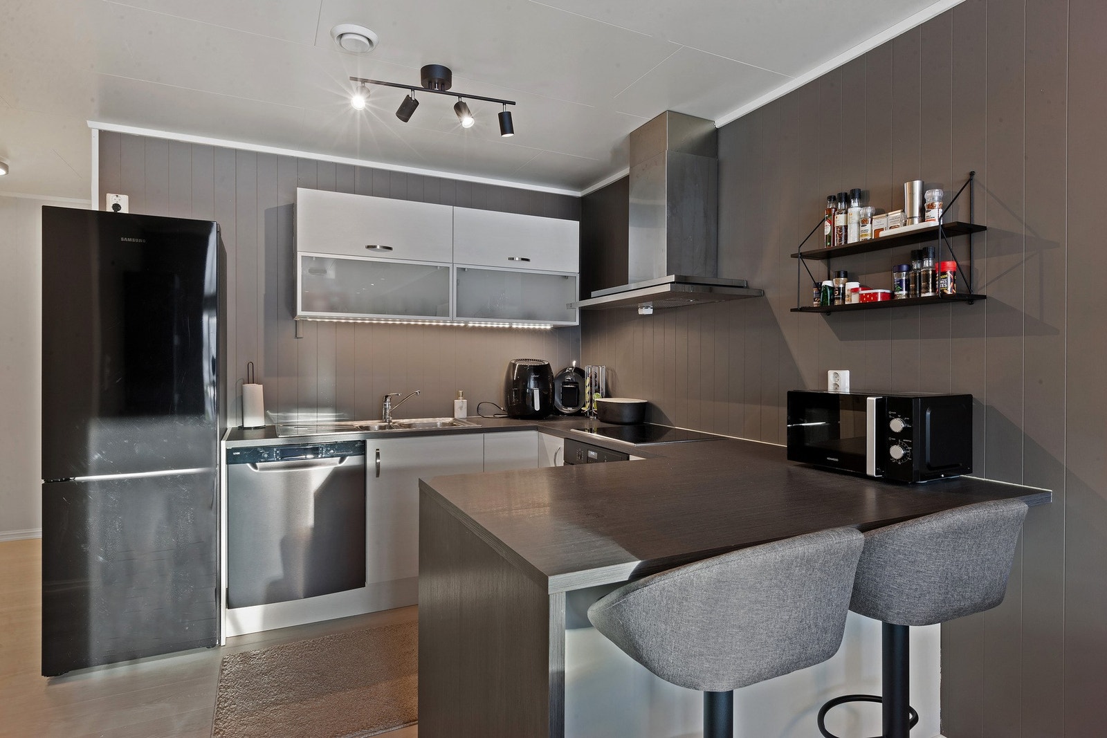 Velutnyttet kjøkken med plass til både matlaging og hyggelige måltider. Galleribilde