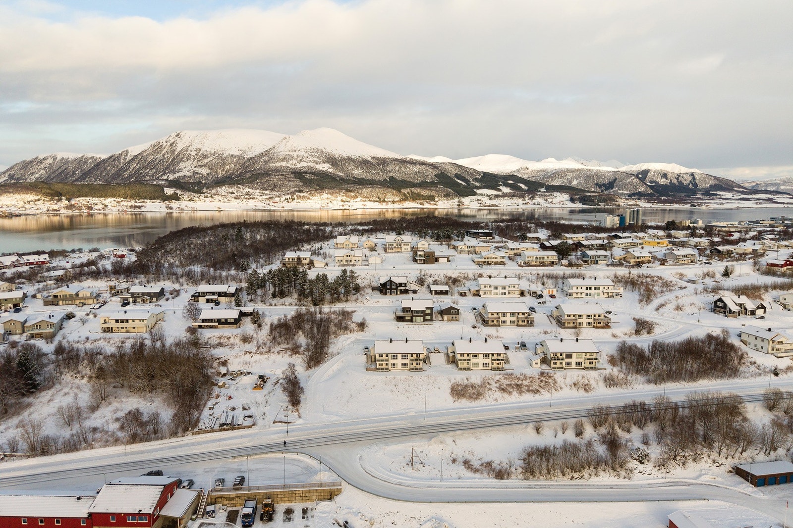 Eiendommen ligger i etablert boligfelt på Børøya, kun 1,5 kilometer fra Stokmarknes sentrum. Galleribilde
